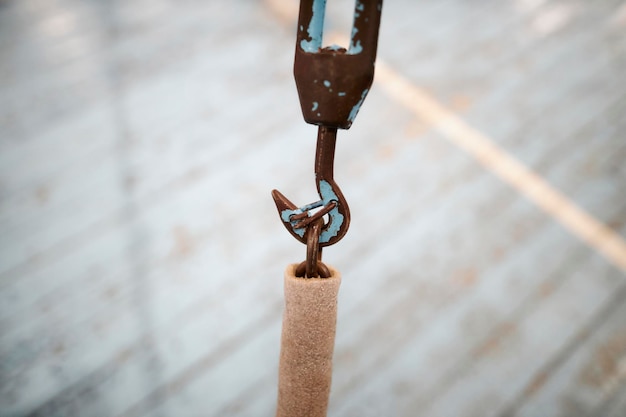 старый ржавый металлический крюк старый ржавый крюк крупным планом на размытом фоне ржавый металлический крюк