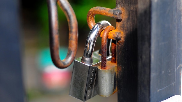 Photo old rusty padlock on the background of the house