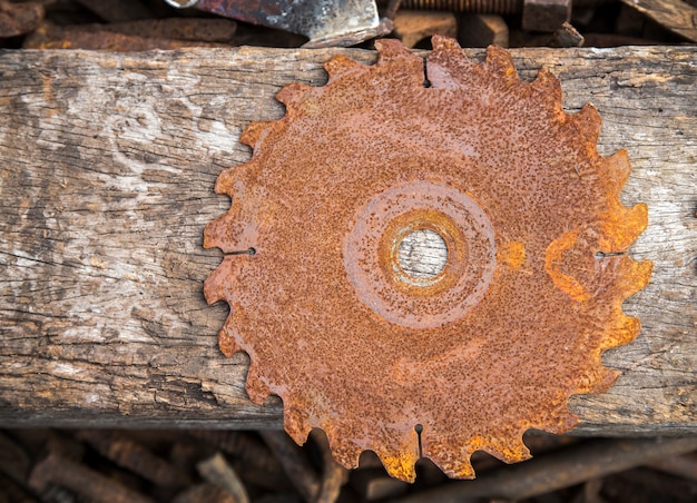 写真 木製の背景とディスクの質感に古い錆びた鋸