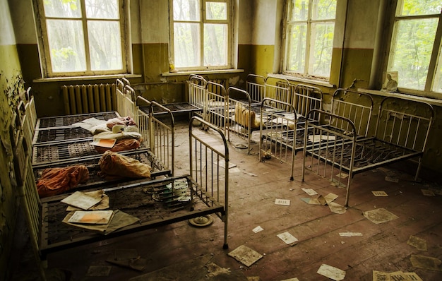 체르노빌 유령 마을 우크라이나의 유치원에 있는 오래된 녹슨 소련 침대