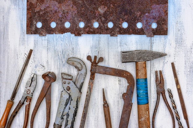 写真 古いさびた道具は作業台にあります