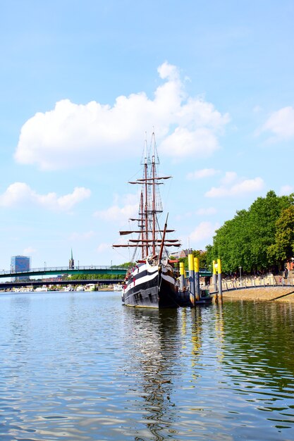 Photo old sailing ship on weser river in old town of bremen, germany