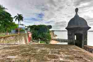 Photo old san juan puerto rico coast at paseo de la princesa from plaza de la rogativa