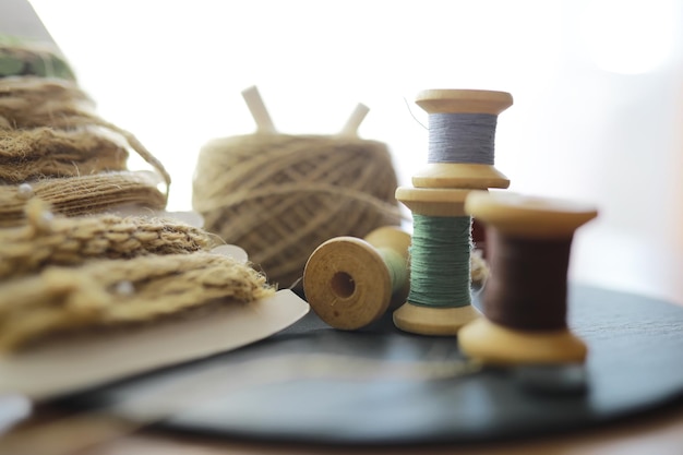 古いはさみ色糸センチメートルのスプールとテーラー チョーク フラット レイアウト縫製服の概念