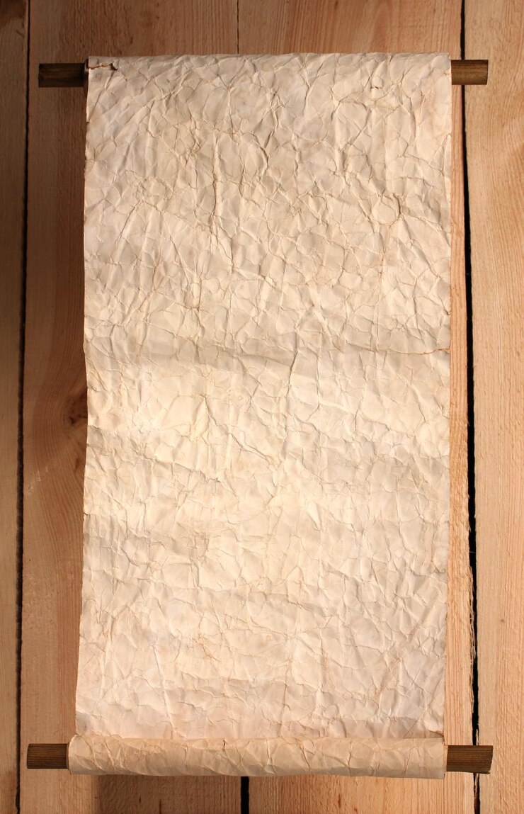 Photo old scroll on wooden background