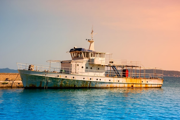 Vecchia nave da mare ormeggiata sulla riva del mare adriatico