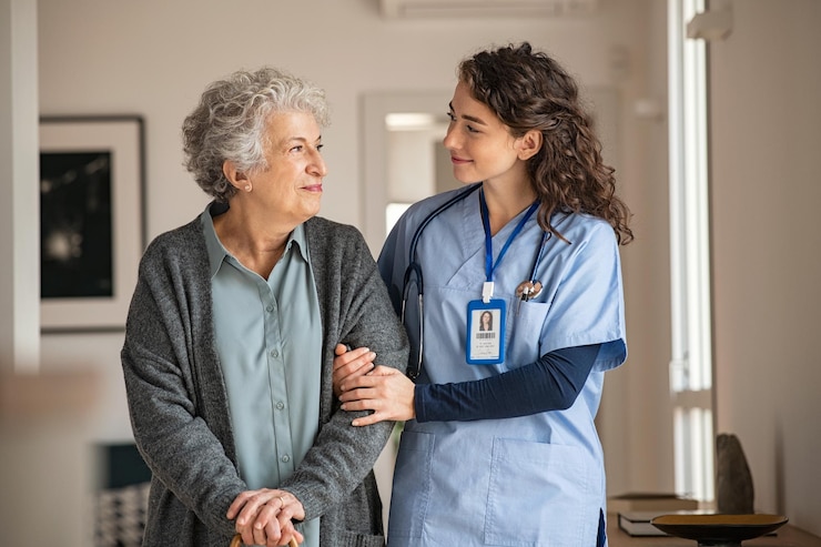 Photo old senior citizen woman and nurse care giver foster care