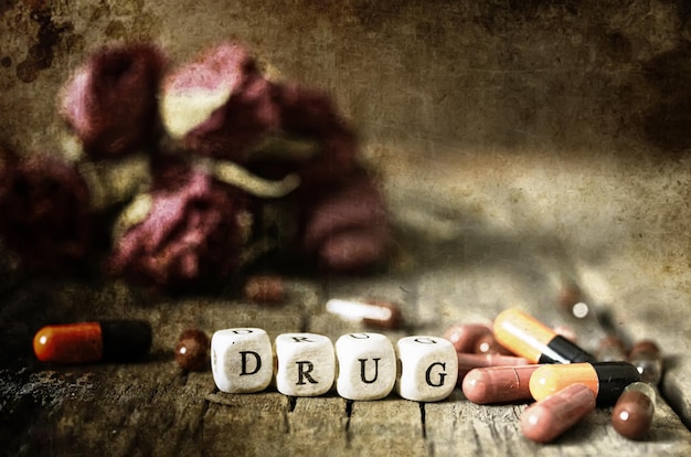 나무 테이블 개념 중독에 오래 된 초라한 더러운 사진 마약 알약