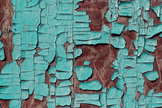 파란 페인트 필 링과 오래 된 허름한 벽입니다.