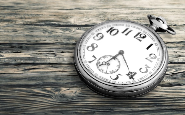 Photo old silver stopwatch on wooden background