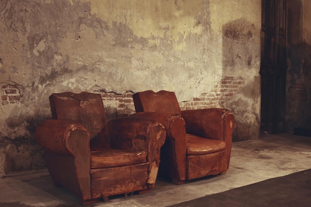 Фото Старый диван в заброшенном здании