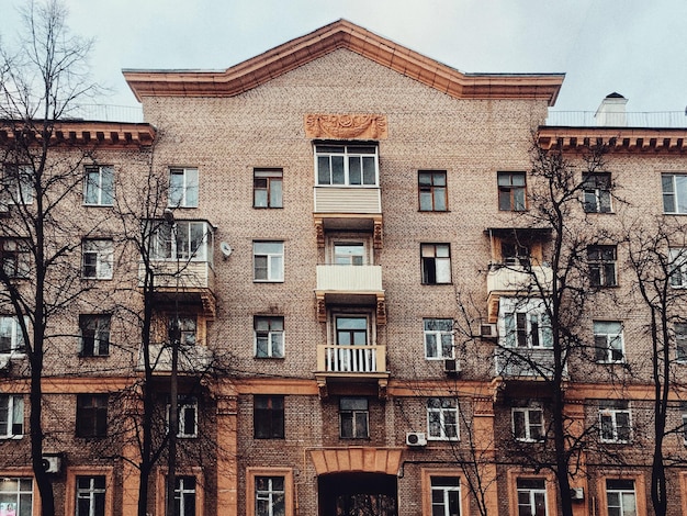 Foto vecchio edificio sovietico