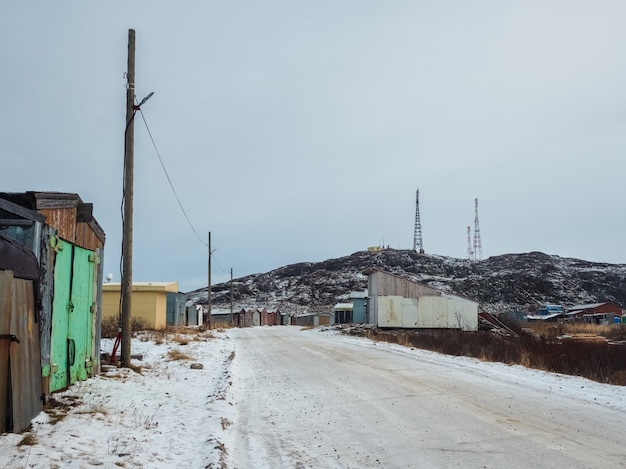 北極圏北部の村ロデイノエにある古いソビエトのガレージ