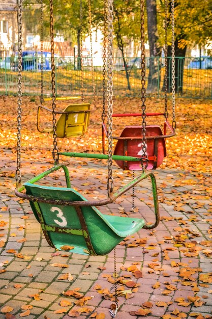 写真 秋の公園での古いソビエトの乗り物