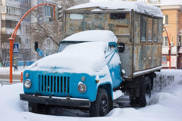 Vecchio camion sovietico coperto di neve