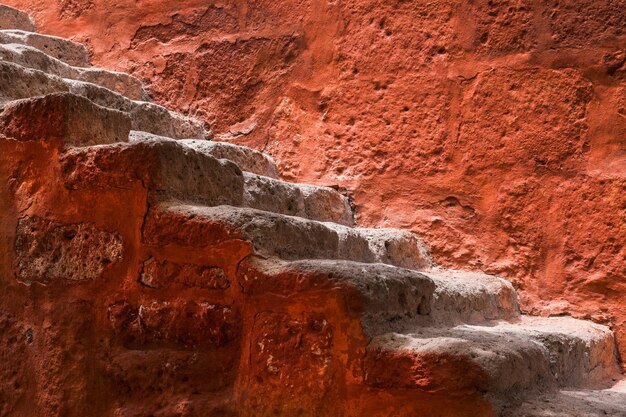 오래된 계단과 붉은 벽