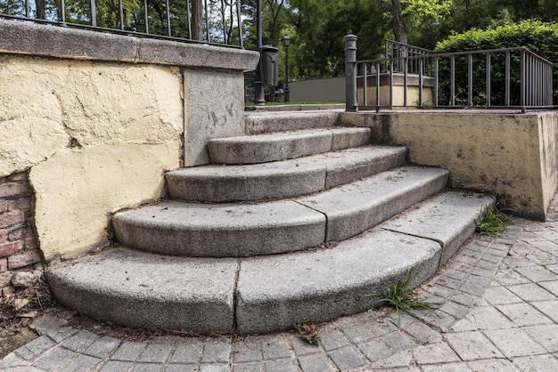 通りから都市公園へのアクセスにある花崗岩の階段を持つ古い階段