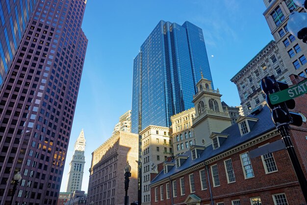 米国マサチューセッツ州ボストンのダウンタウンの金融街にあるステートストリートのオールドステートハウスとカスタムハウスタワー。