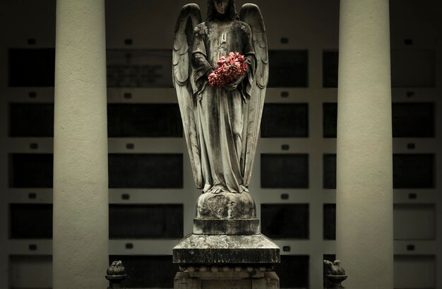 墓地にある古い天使の像