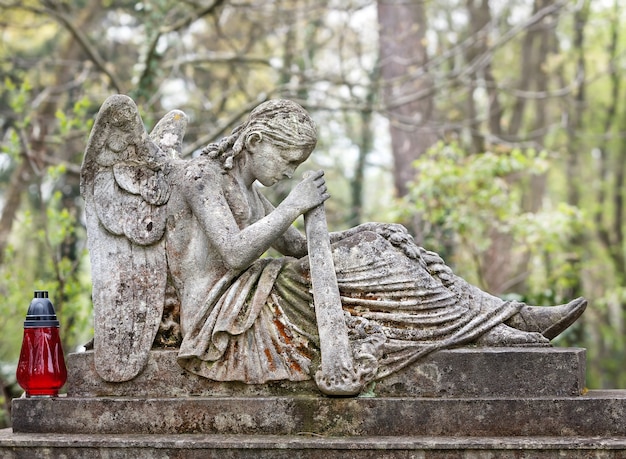 Vecchia statua sulla tomba nel cimitero di lychakivskyj di lviv, ucraina.