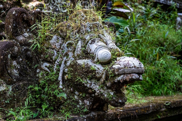 Foto vecchia statua della creatura mitica a bali indonesia