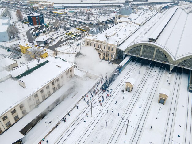 リヴィウ鉄道駅の空中写真で古い蒸気レトロ列車