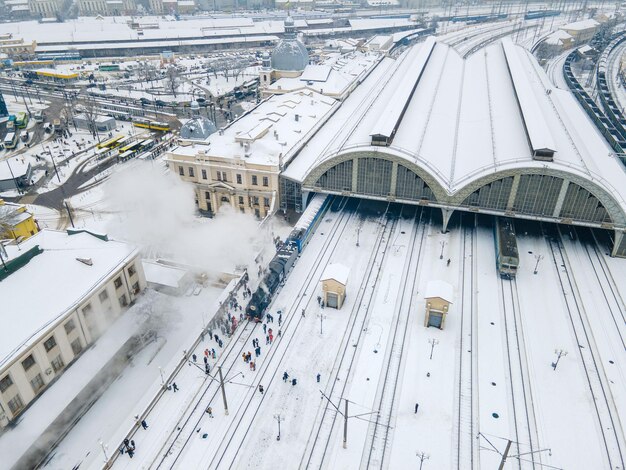 Lviv 기차역에서 오래된 증기 복고풍 기차