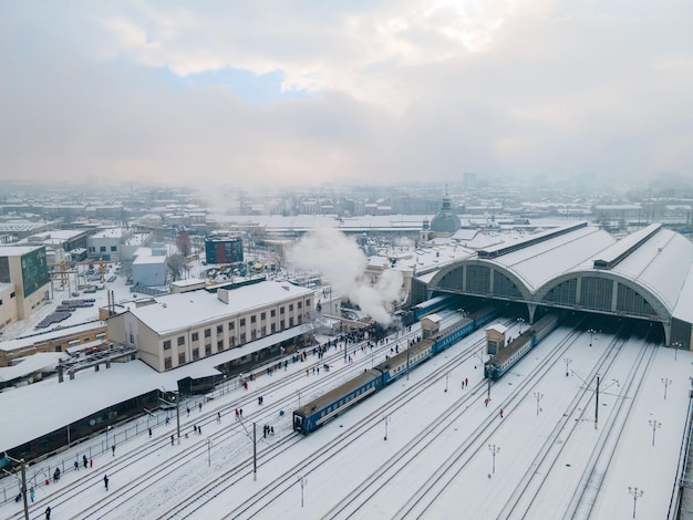 Lviv 기차역에서 오래된 증기 복고풍 기차