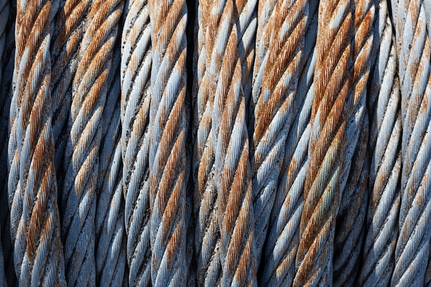 Старый стальной кабель