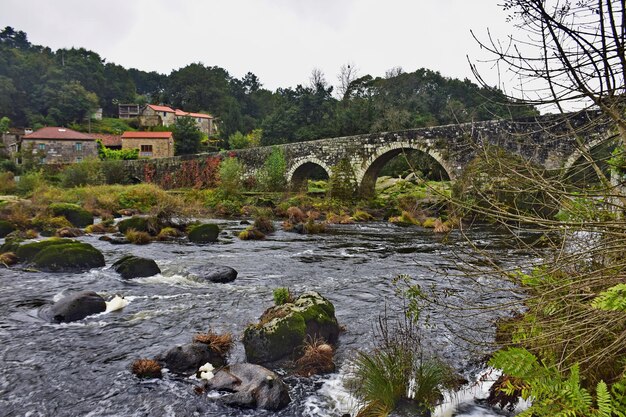 Старый каменный мост с арками через реку Путь Святого Иакова Северный маршрут Испания