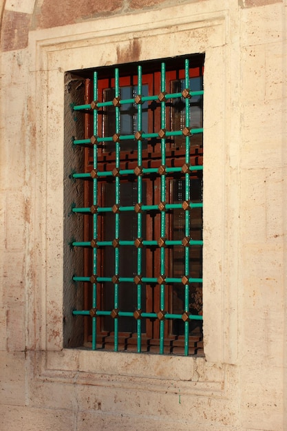 Il vecchio edificio in pietra ringhiera in metallo