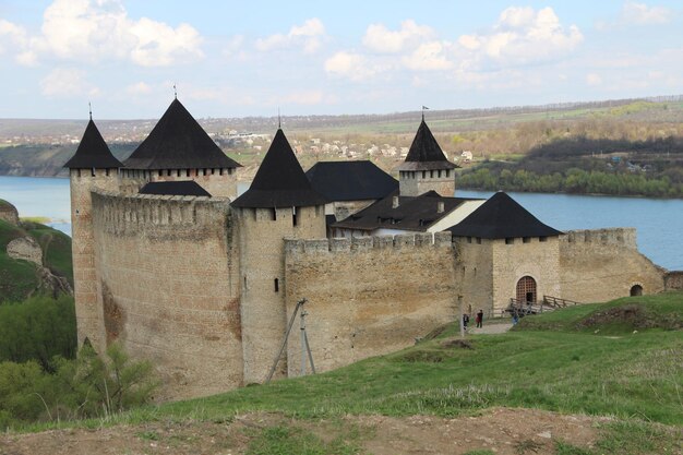 Старый каменный замок в зеленом поле