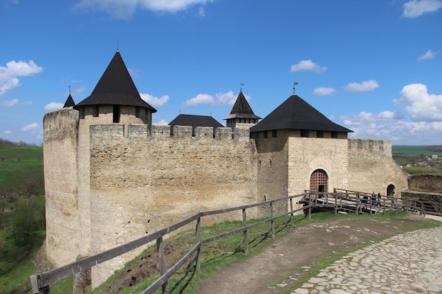 Старый каменный замок в зеленом поле