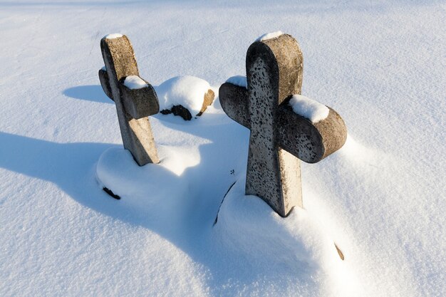 Foto vecchie croci di pietra nella stagione invernale