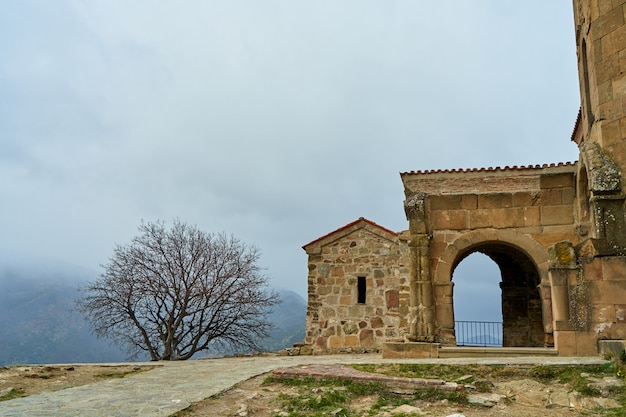 Старая каменная крепость в горах