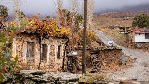 Foto vecchia casa di pietra nel villaggio in campagna