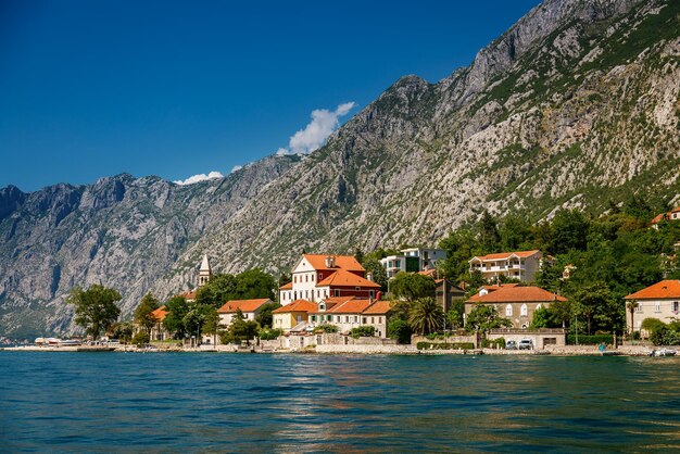 Старые каменные дома на берегу Боко-Которского залива в Черногории