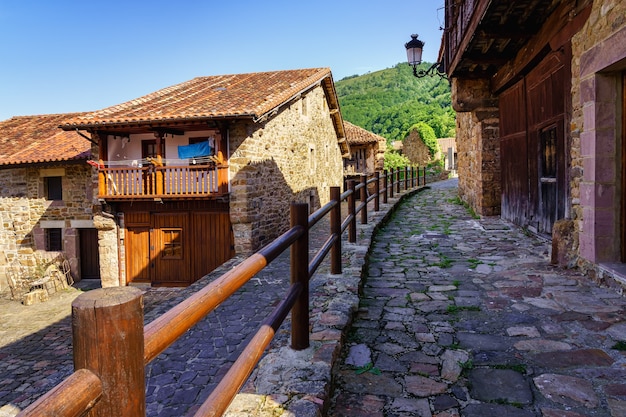 Vecchie case in pietra con staccionate in legno per le strade