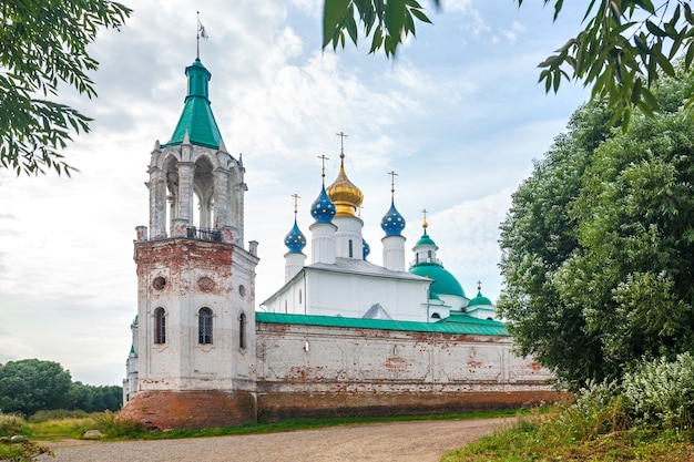 Фото Старая каменная православная церковь в россии