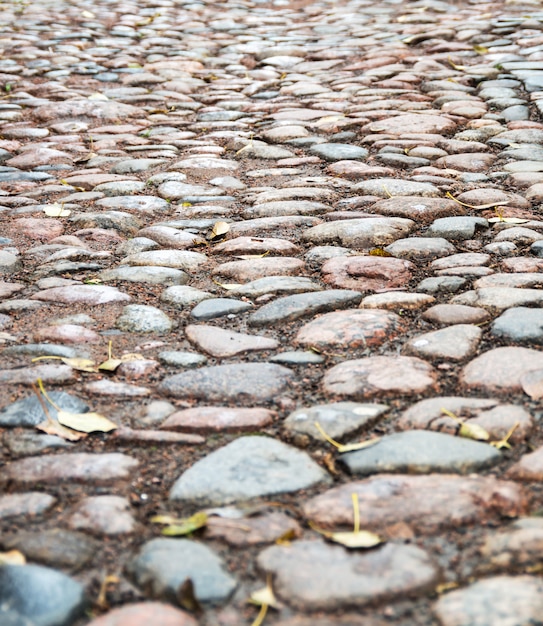 Vecchia strada lastricata di pietra sulla strada