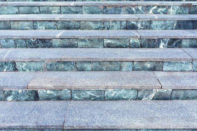 大理石と花崗岩のブロックで作られた古い石の階段