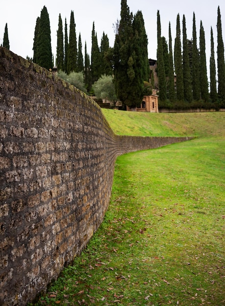 관점과 푸른 잔디에 오래 된 돌 벽