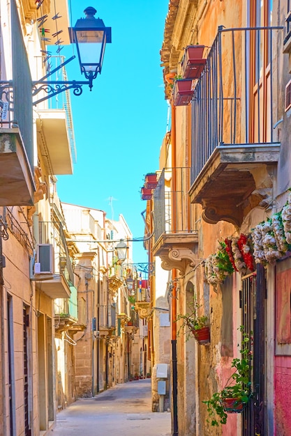 Vecchia strada nella città vecchia di siracusa, sicilia, italy