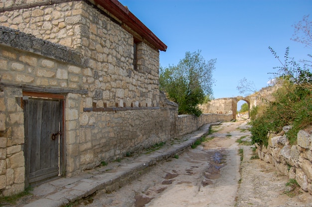 Старая улица. Старые дома с черепичными крышами.