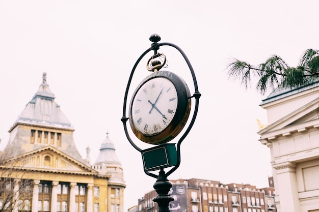 Foto un vecchio posto di strada con un orologio per le strade di budapest