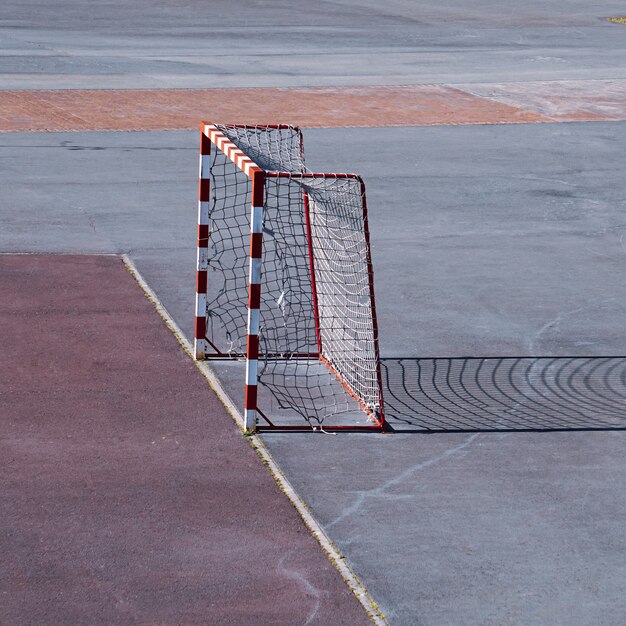 Vecchia attrezzatura sportiva per porte da calcio di strada