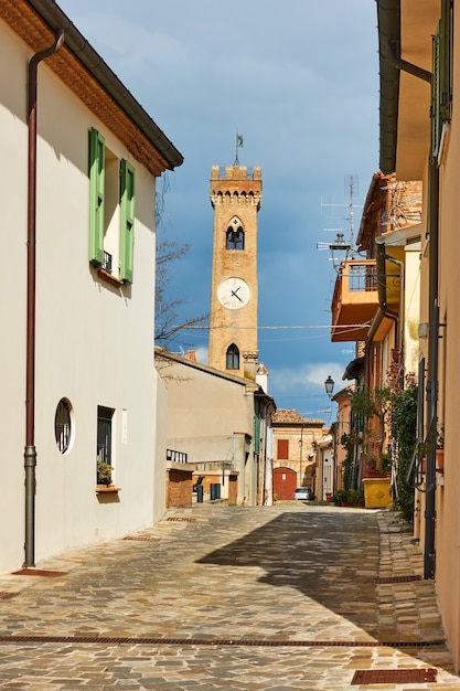 Santarcangelo di Romagna 마을, Emilia-Romagna, Italy의 종탑이 있는 오래된 거리