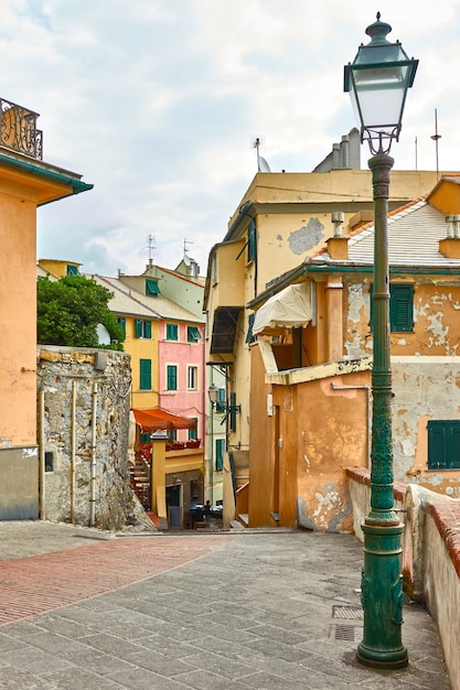 이탈리아 제노바(제노바)의 보카다세(Boccadasse)에 빈티지 가로등이 있는 오래된 거리