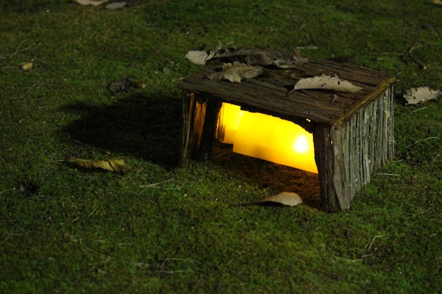 Foto vecchia struttura su un campo erboso