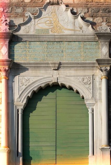 写真 ビュー内の古いスタイルのドア建築